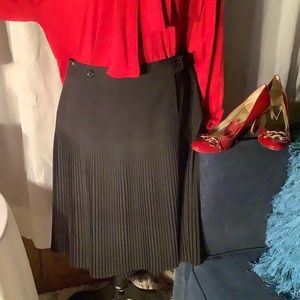 g Signature Drop pleated skirt. Beautiful Lines nice quality black. Size…